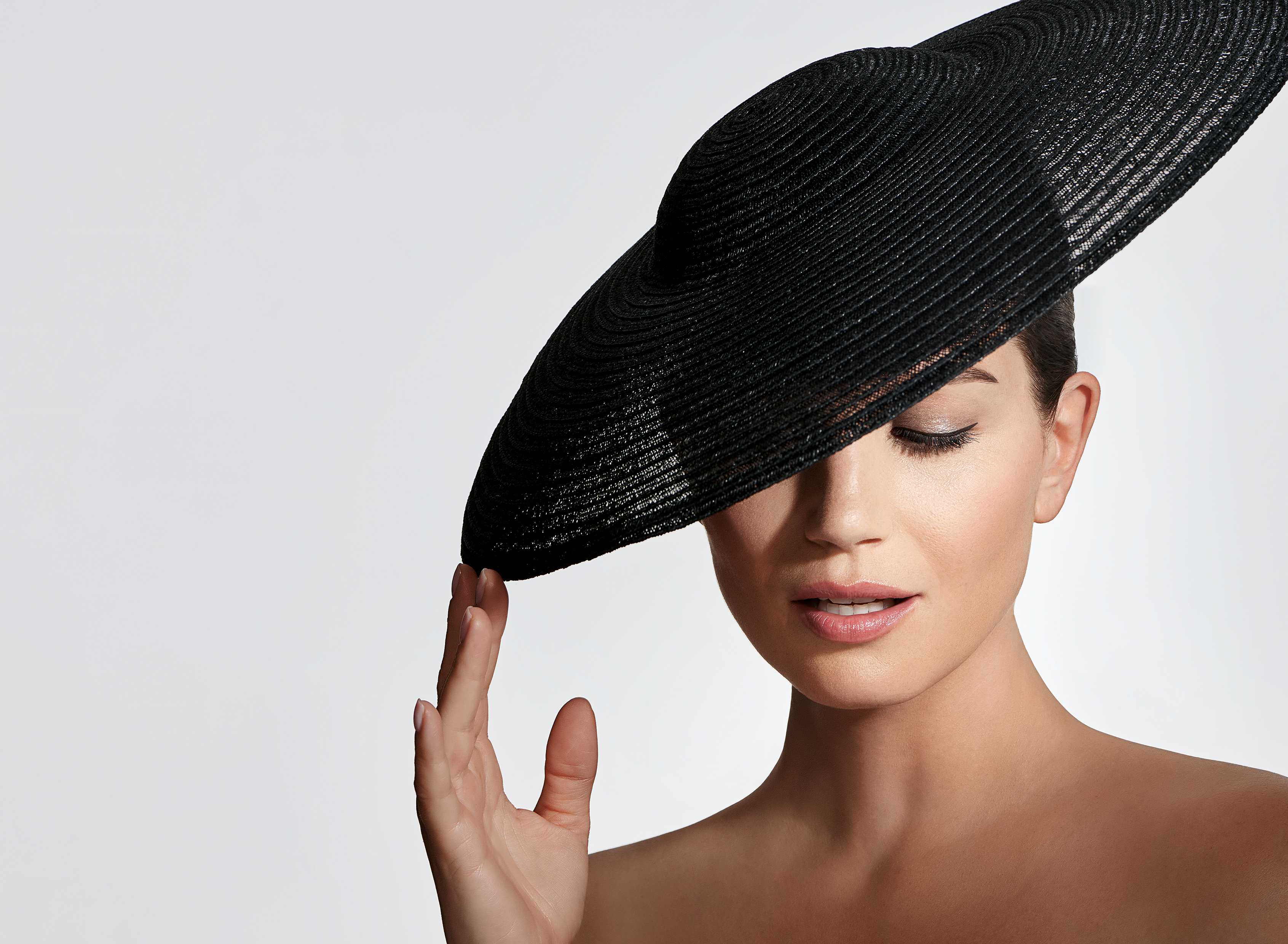 https://www.ellabache.rs/media/eb-corpo-mannequin-chapeau.jpg